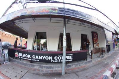 Black Canyon Thapae Gate